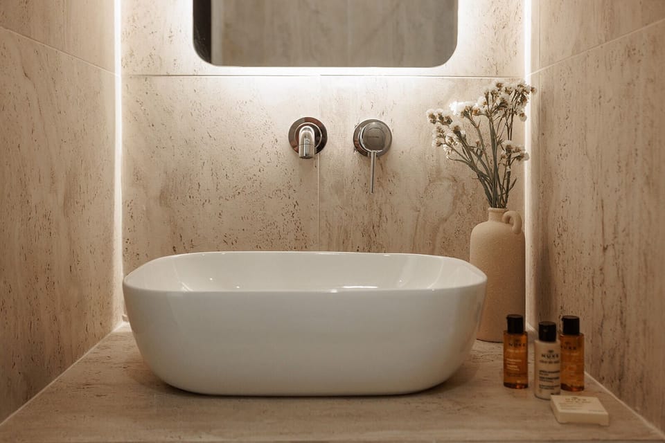 Budget Room | Bathroom | Shower, hydromassage showerhead, hair dryer, slippers