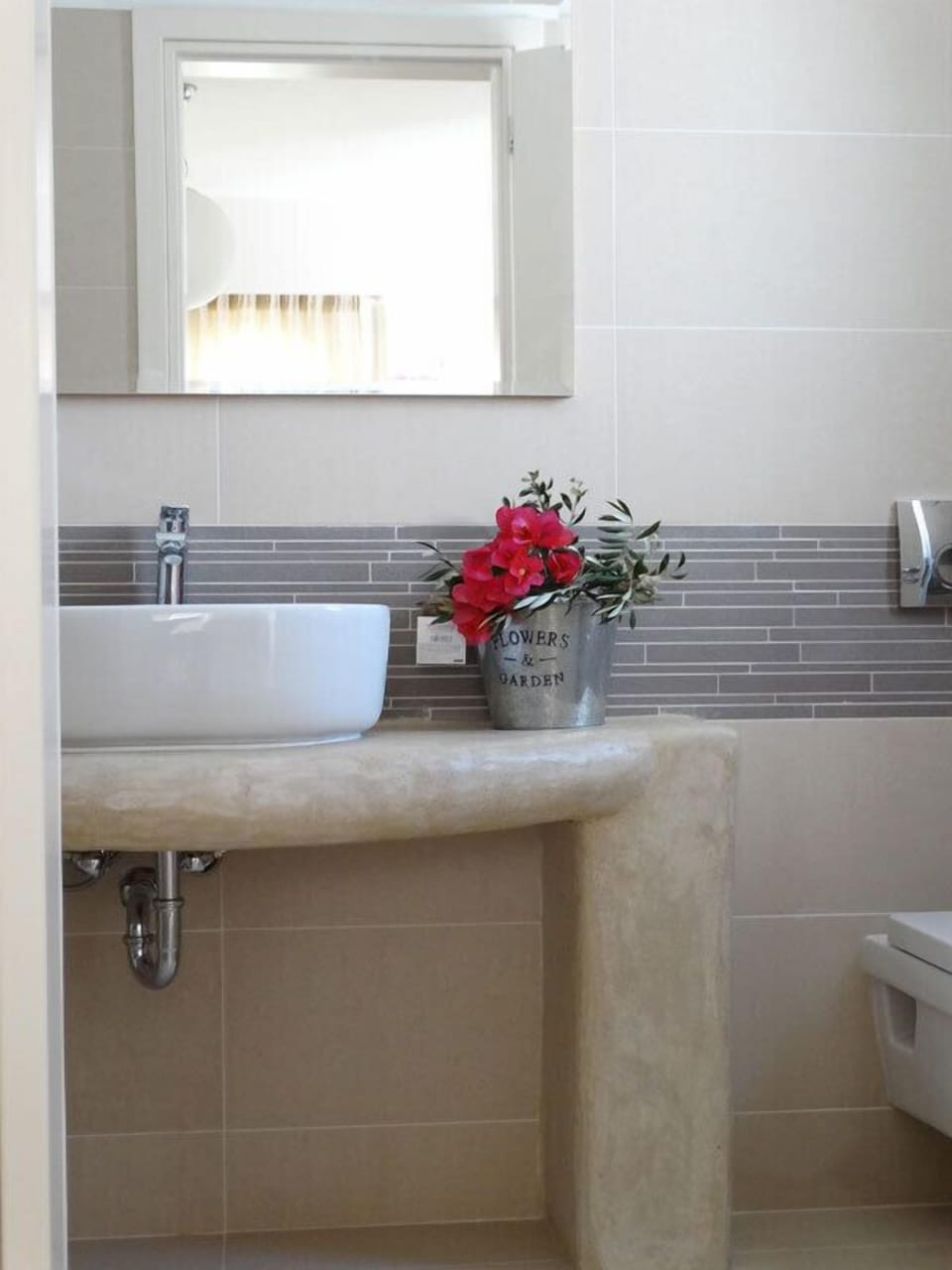 Apartment, Ground Floor | Bathroom | Shower, free toiletries, hair dryer, towels