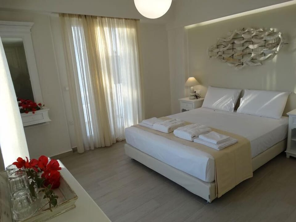 Suite, 1 Bedroom | In-room safe, desk, iron/ironing board, free WiFi