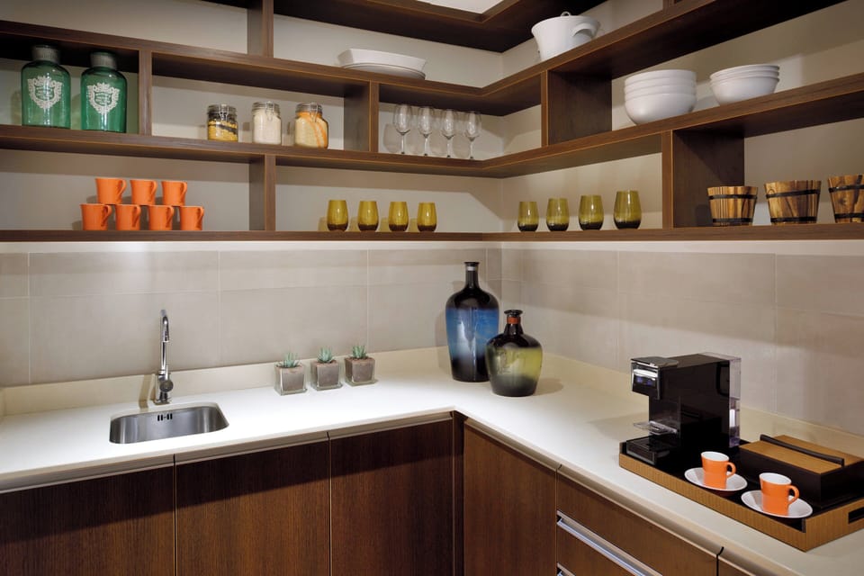 Fridge, coffee/tea maker