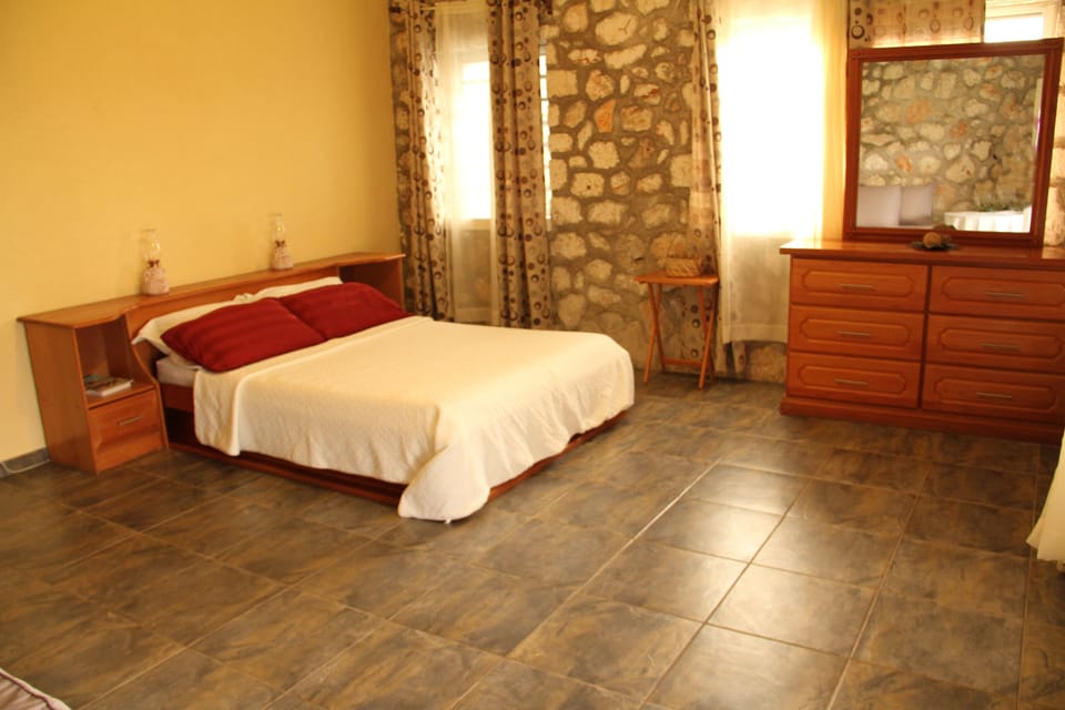 Pur Bien Etre  | 1 bedroom, desk, iron/ironing board, free cribs/infant beds