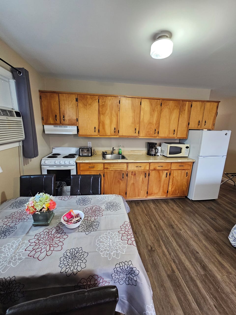 Family Room, Multiple Beds, Kitchen | Private kitchen | Coffee/tea maker, microwave, electric kettle, toaster