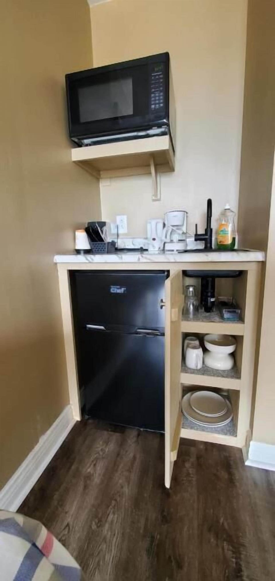 Comfort Room, 1 Queen Bed, Kitchenette (Puffin Pantry) | 1 bedroom, laptop workspace, blackout drapes, WiFi (free)