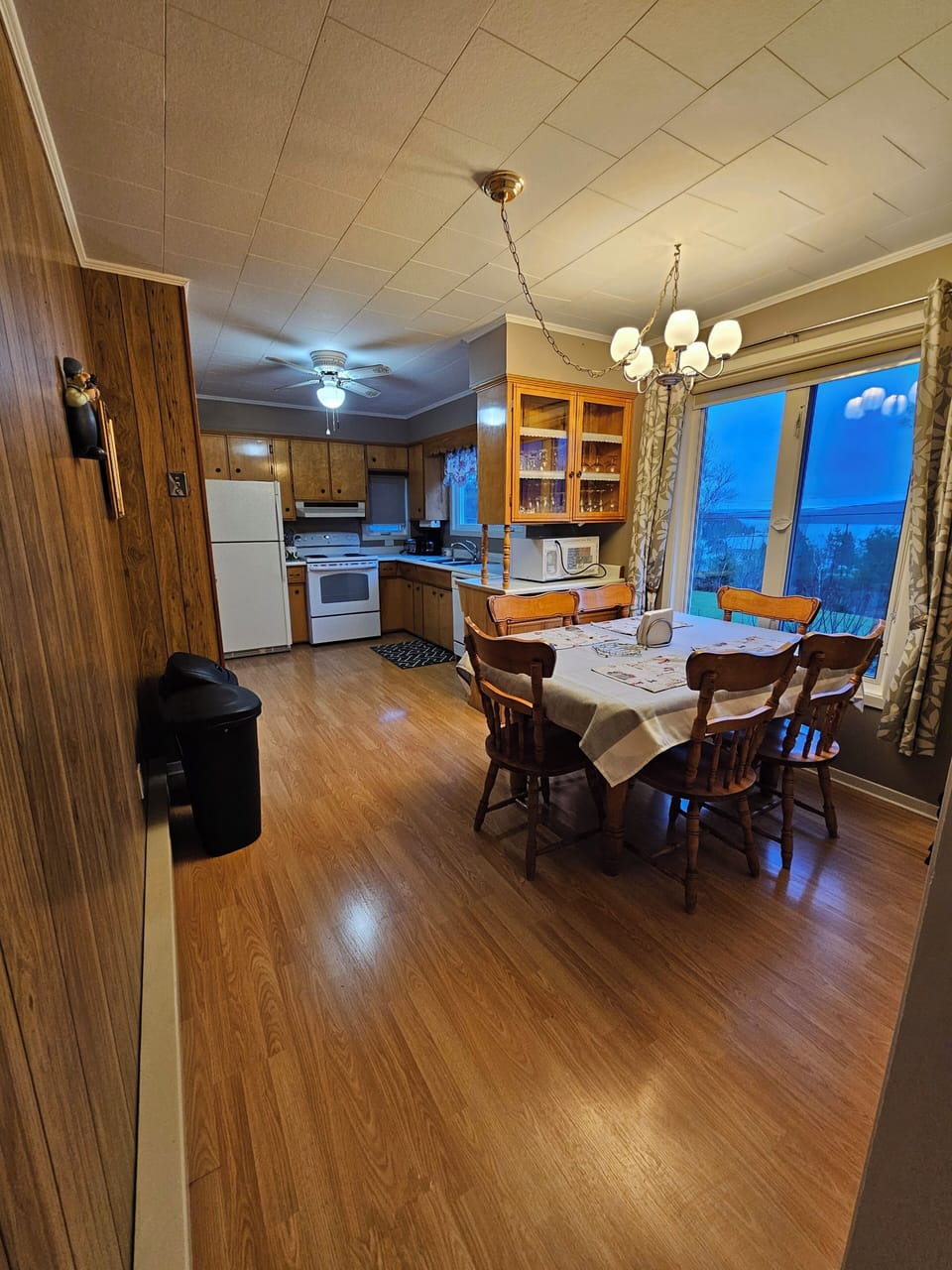 Coffee/tea maker, microwave, electric kettle, toaster