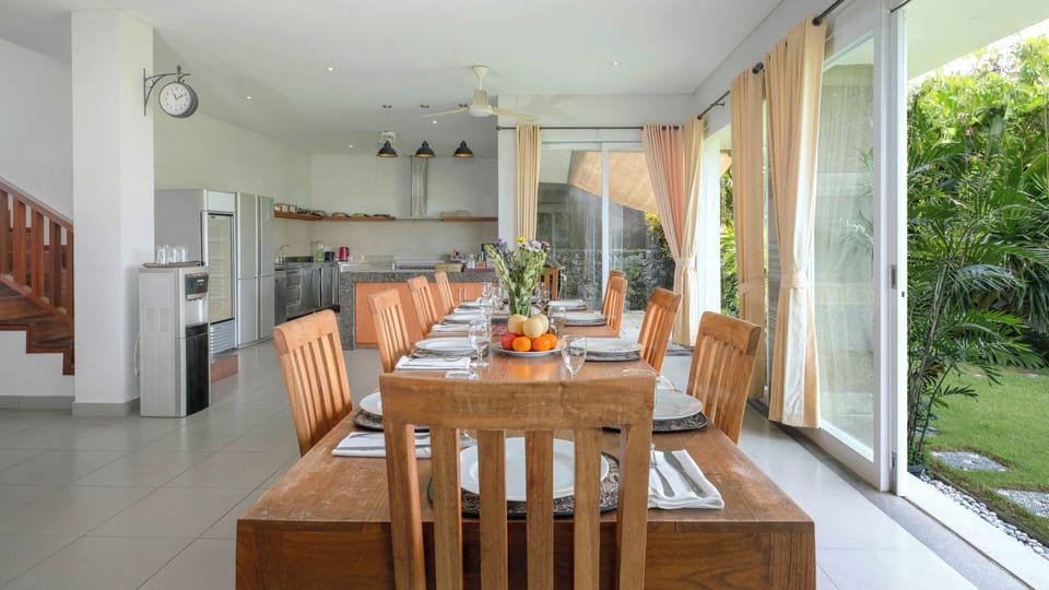 Family Villa, 5 Bedrooms, Private Pool, Pool View | Dining room