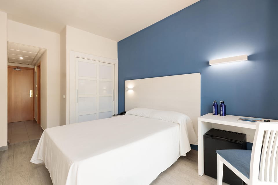 In-room safe, desk, WiFi (free), bed sheets