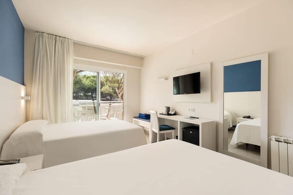 In-room safe, desk, WiFi (free), bed sheets