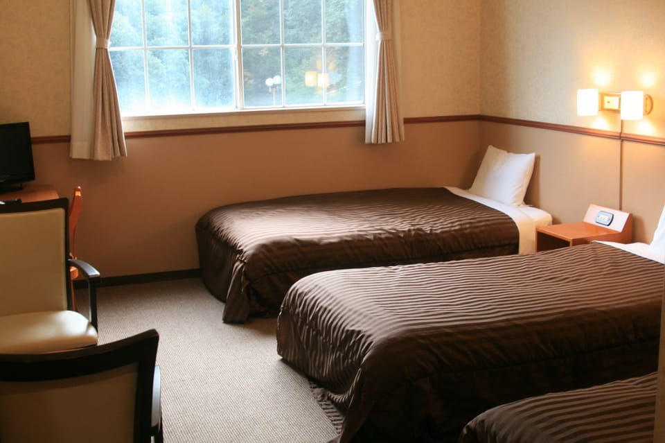 Blackout drapes, free WiFi, bed sheets