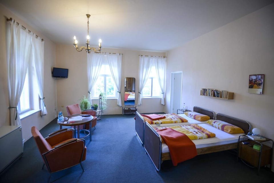 Desk, soundproofing, free cribs/infant beds, rollaway beds
