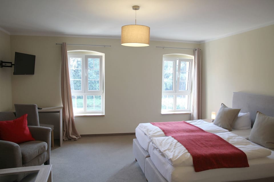 Comfort Double Room, Bathtub | Desk, soundproofing, free cribs/infant beds, rollaway beds