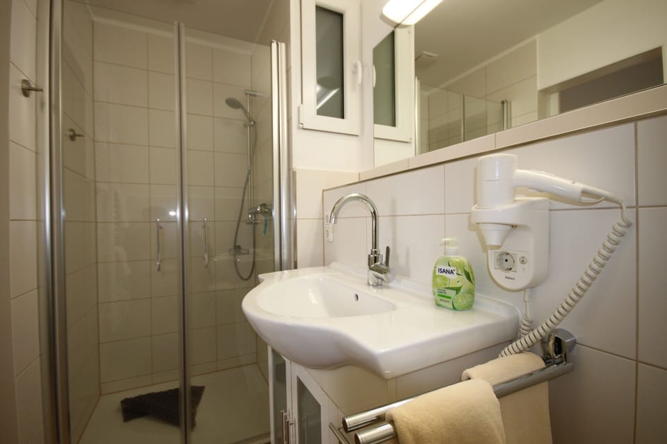 Comfort Condo | Bathroom | Shower, free toiletries, towels