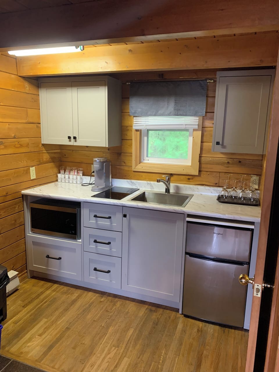 Comfort Cabin, 1 Bedroom, Mountain View | Private kitchenette | Coffee/tea maker