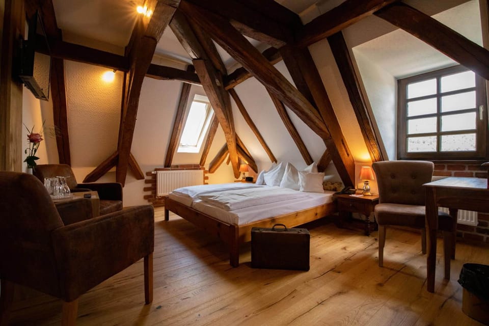 Standard Double Room | Minibar, in-room safe, individually decorated, individually furnished