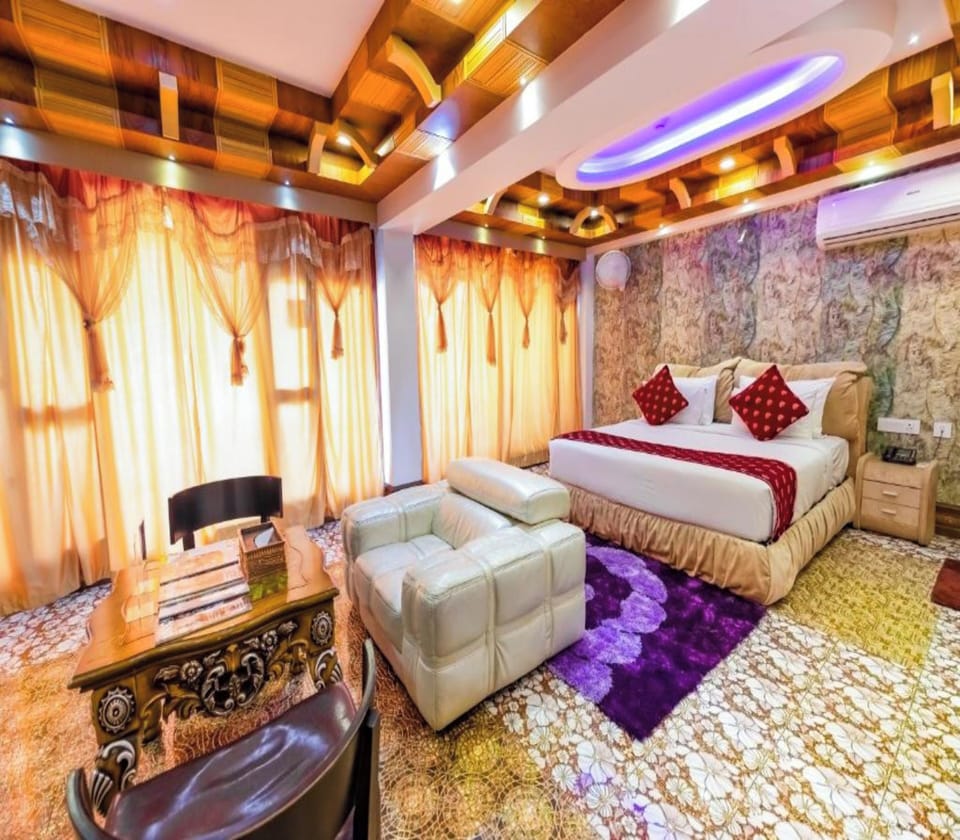 Presidential Suite | Minibar, in-room safe, soundproofing, iron/ironing board
