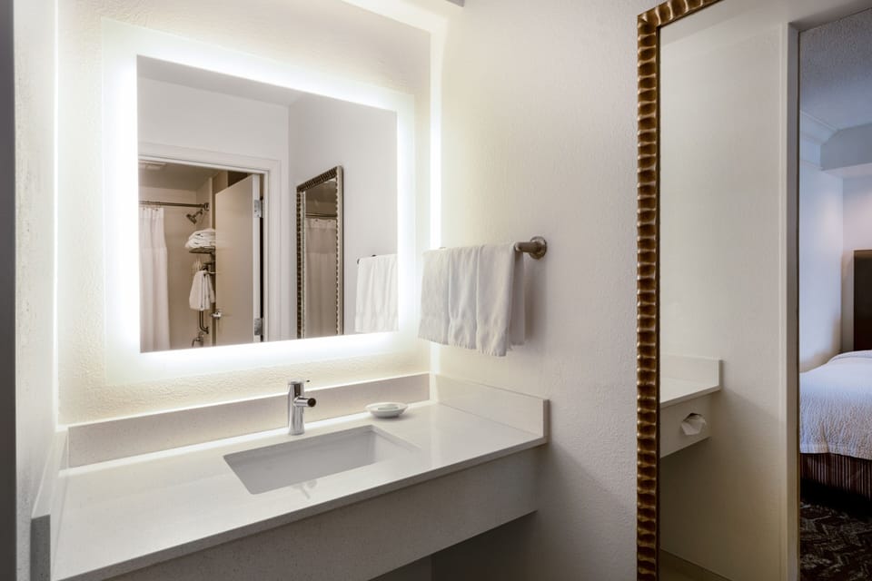 Combined shower/tub, designer toiletries, hair dryer, towels