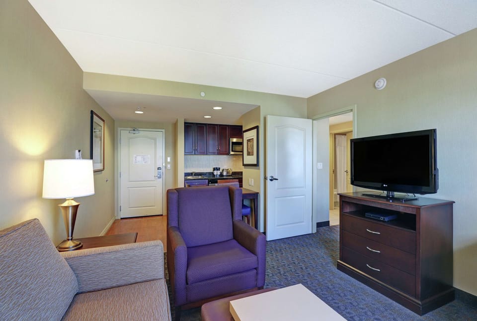 Hypo-allergenic bedding, pillowtop beds, in-room safe, desk