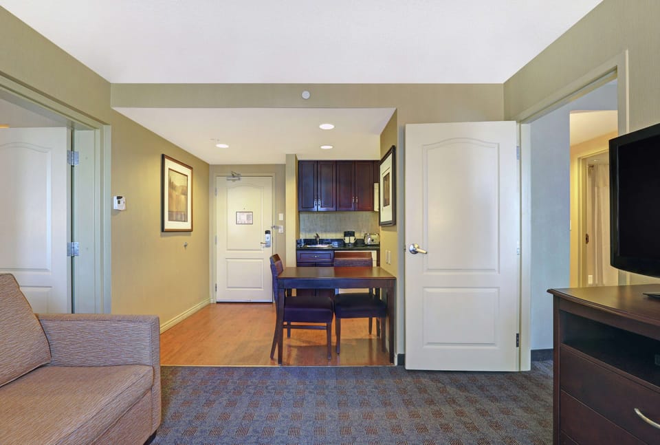 Hypo-allergenic bedding, pillowtop beds, in-room safe, desk