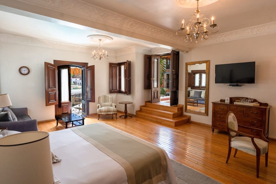 Junior Suite | Premium bedding, minibar, in-room safe, iron/ironing board