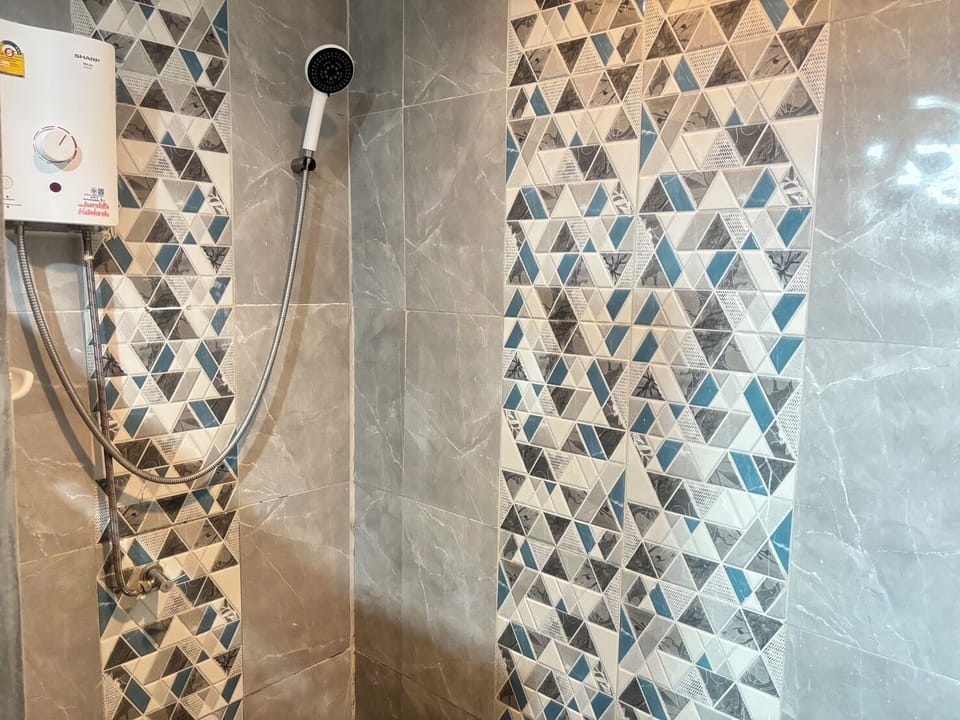 Triple Room | Bathroom | Shower, rainfall showerhead, free toiletries, towels