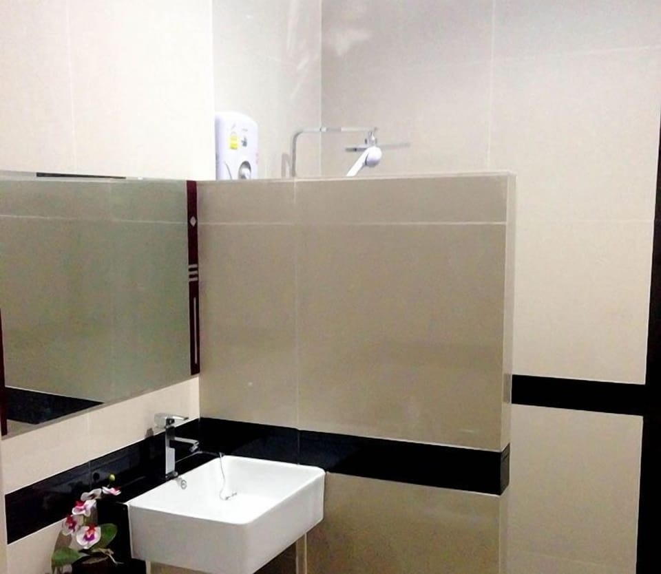 Shower, free toiletries, towels