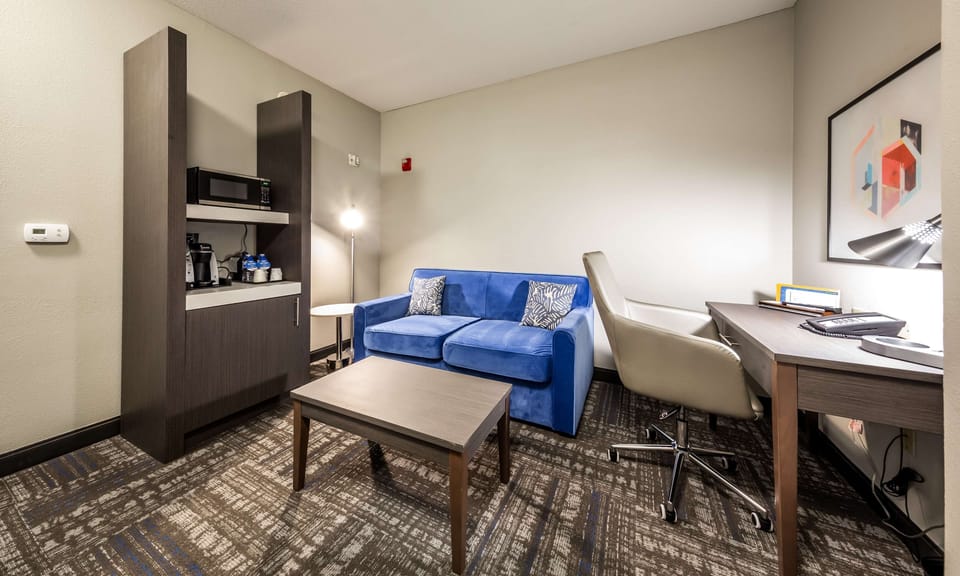 Down comforters, in-room safe, desk, blackout drapes