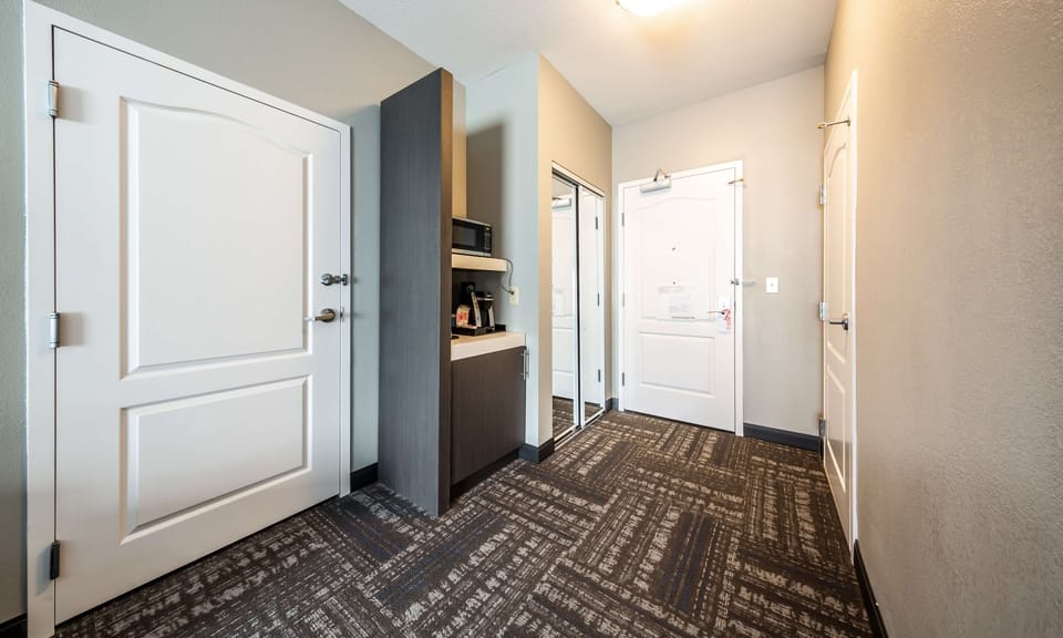 Down comforters, in-room safe, desk, blackout drapes