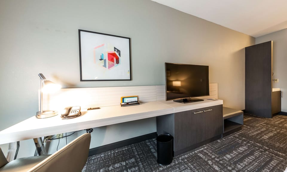 Down comforters, in-room safe, desk, blackout drapes