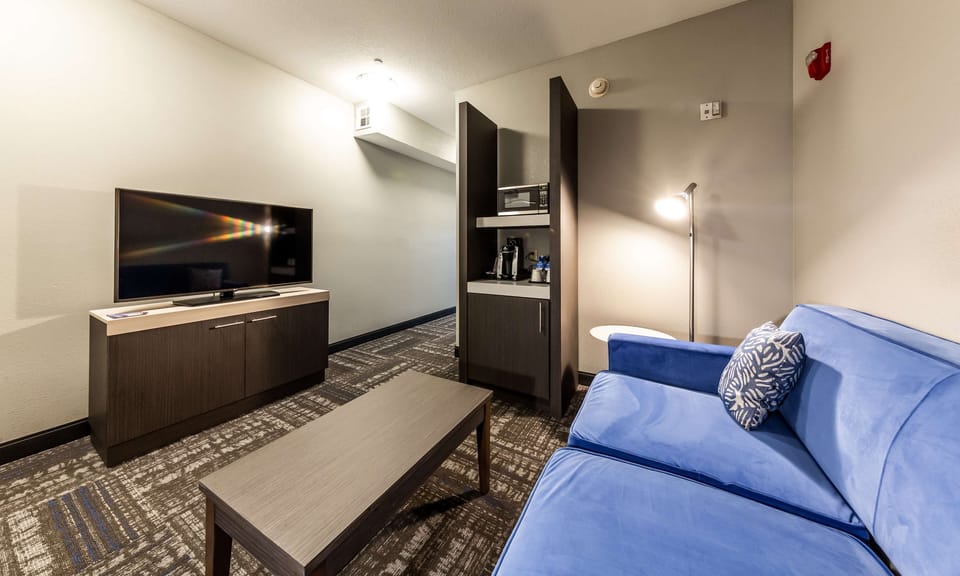 Down comforters, in-room safe, desk, blackout drapes