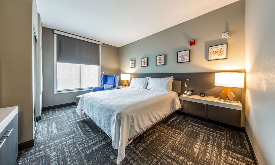 Down comforters, in-room safe, desk, blackout drapes