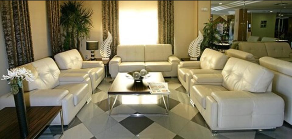 2 bars/lounges, tapas bar