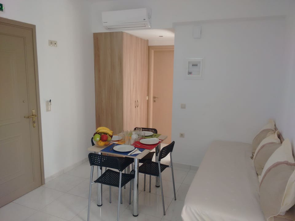 Apartment, 1 Bedroom | 1 bedroom, in-room safe, desk, free cribs/infant beds