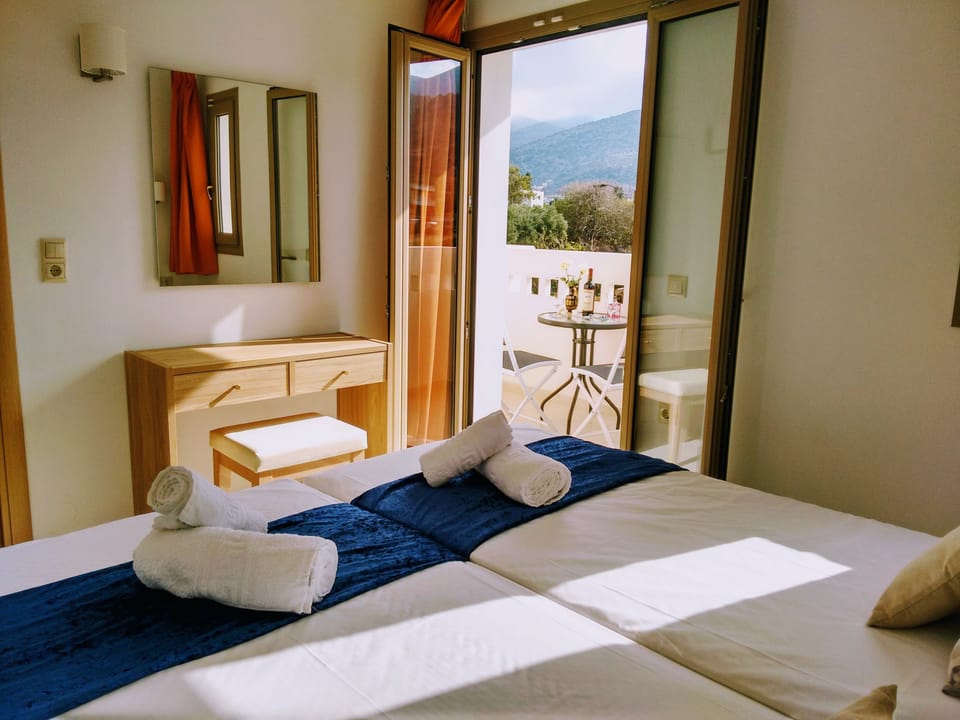 Apartment, 1 Bedroom | 1 bedroom, in-room safe, desk, free cribs/infant beds