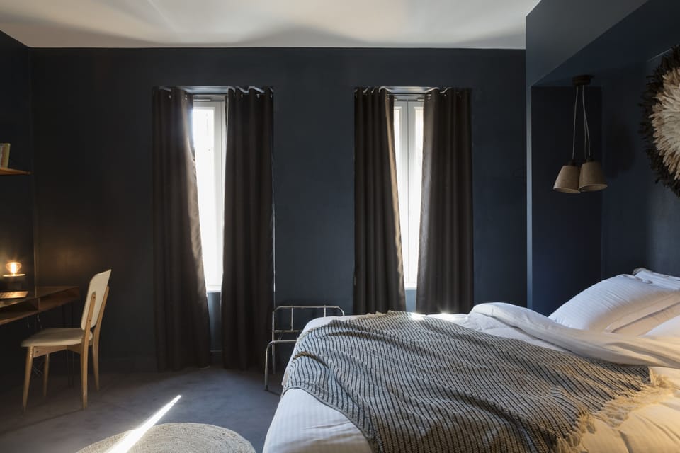 Signature Double Room (Chambre Ho My God) | Soundproofing, free WiFi, bed sheets