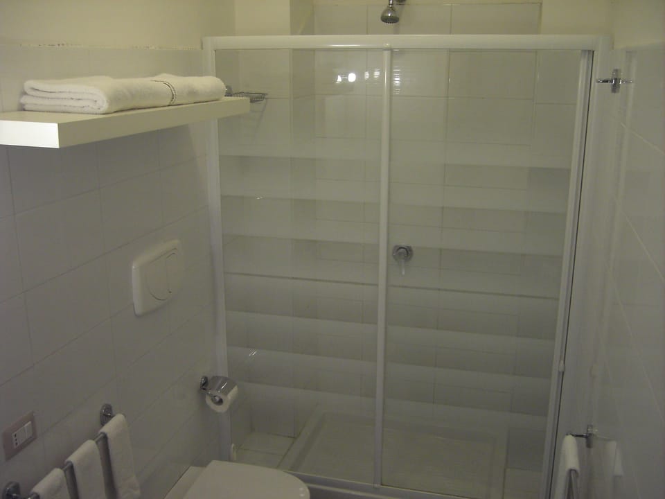 Comfort Quadruple Room | Bathroom | Free toiletries, hair dryer, bidet, towels