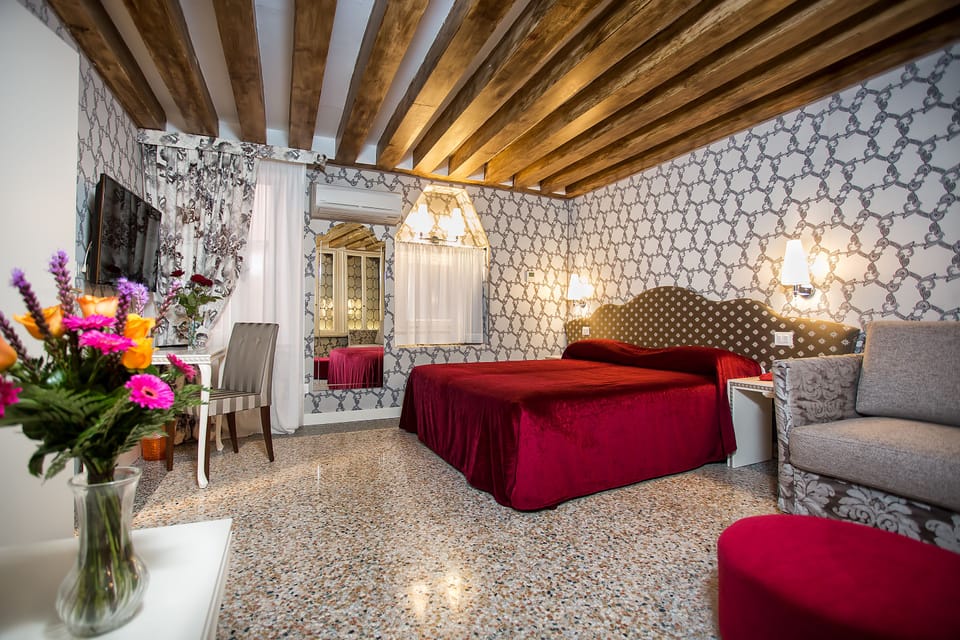 Junior Suite | Minibar, in-room safe, individually decorated, individually furnished