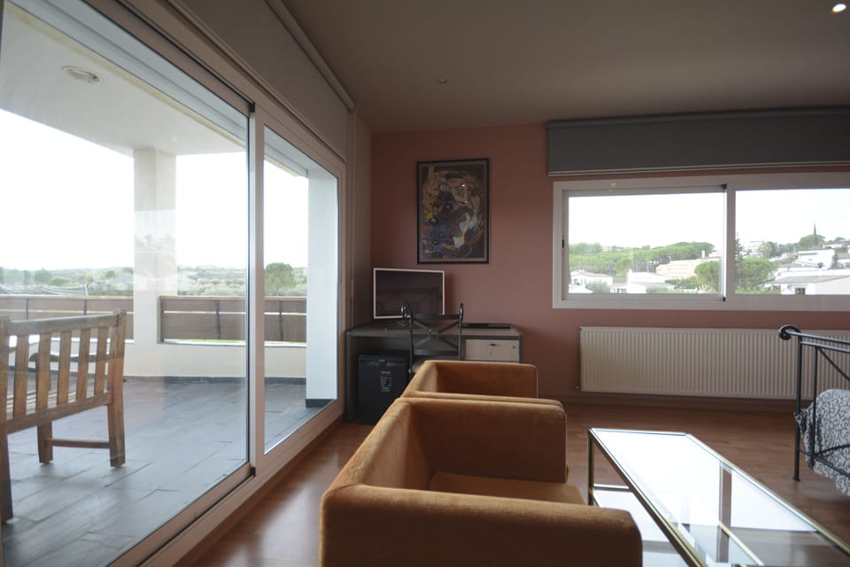 Junior Studio Suite | Minibar, in-room safe, desk, blackout drapes