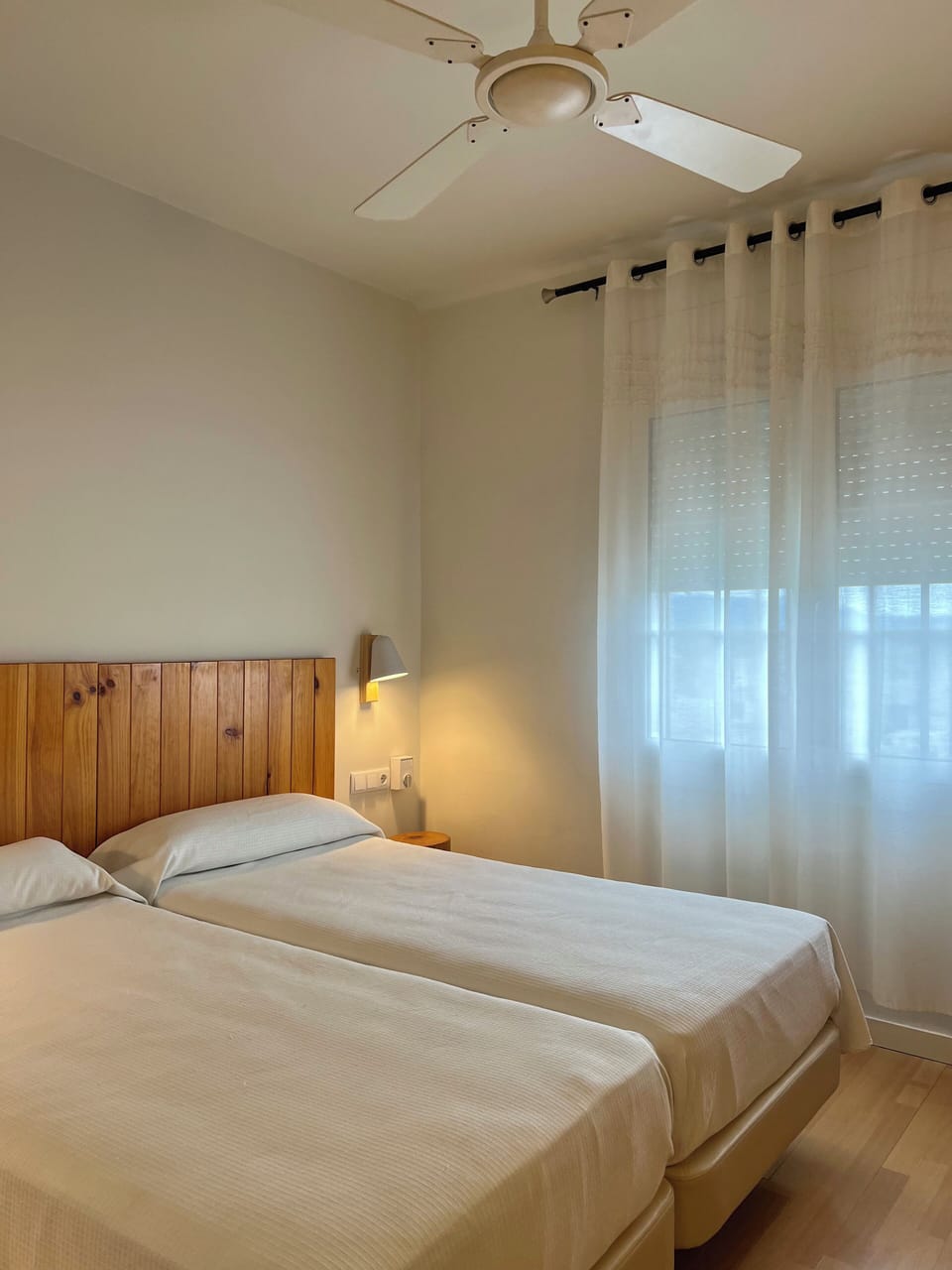 Twin Room | Minibar, in-room safe, desk, blackout drapes