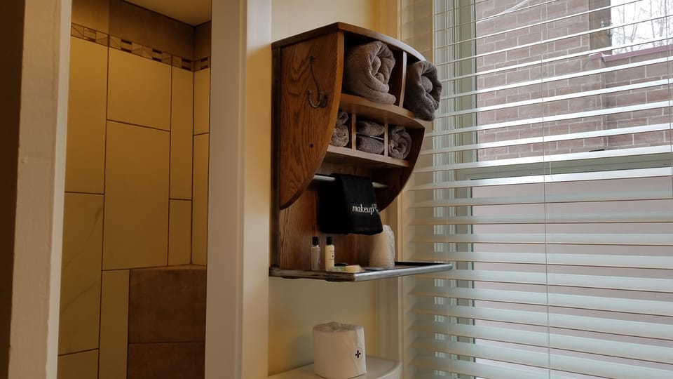 Petite Room 1, No View | Bathroom | Shower, free toiletries, hair dryer, towels