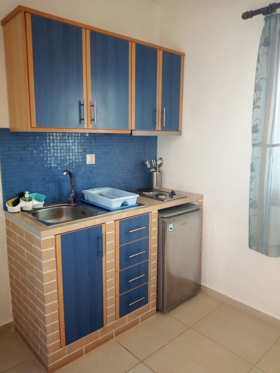 Standard Studio | Private kitchen | Fridge, stovetop, electric kettle, cookware/dishes/utensils