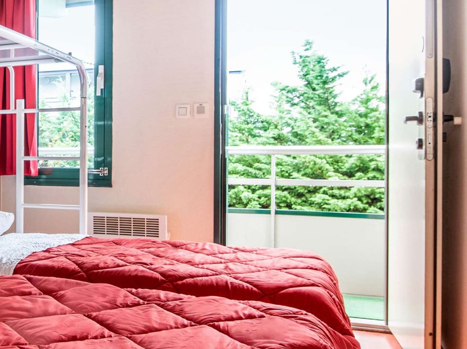 Standard Room, 2 Twin Beds | Premium bedding, desk, blackout drapes, iron/ironing board