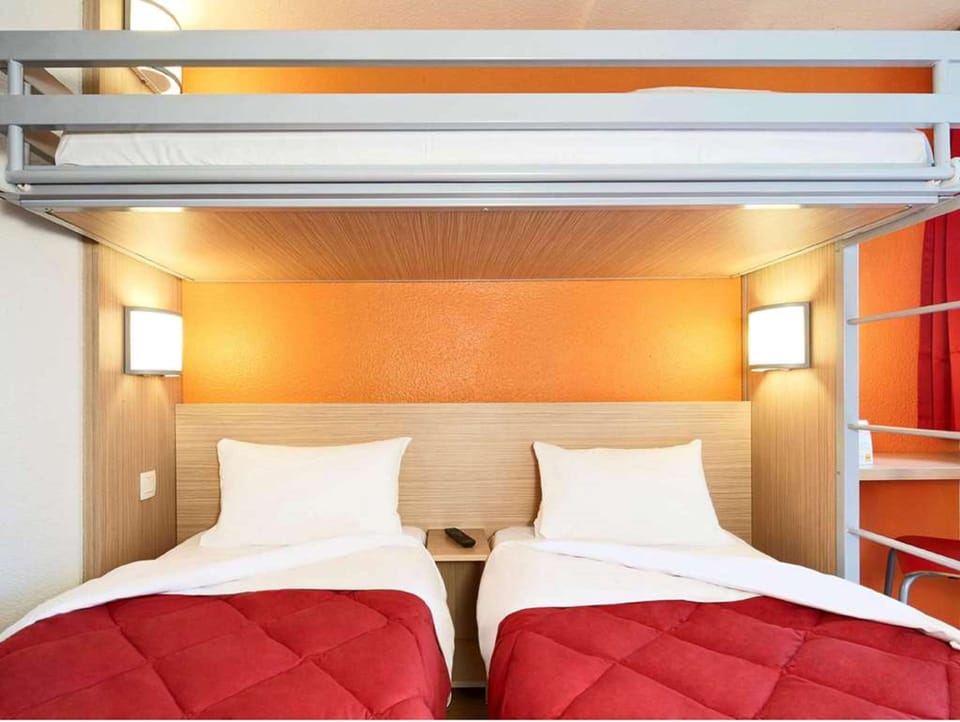 Standard Room, 3 Twin Beds | Desk, WiFi (free), bed sheets