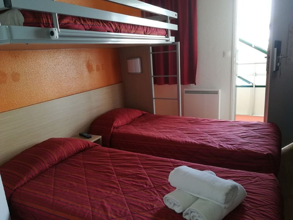 Standard Room, 3 Twin Beds | Desk, laptop workspace, soundproofing, free WiFi