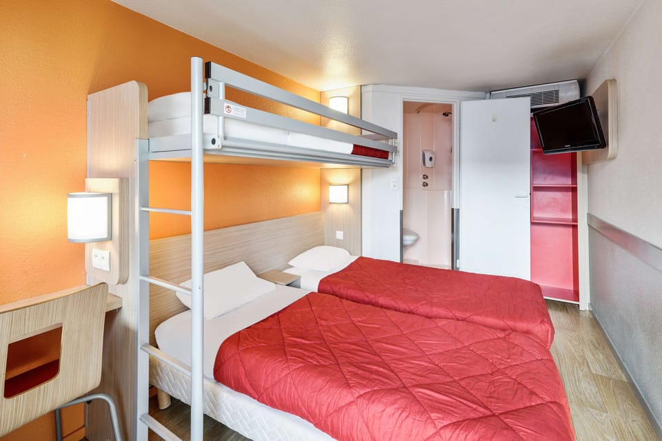 Standard Room, 3 Twin Beds | Hypo-allergenic bedding, desk, blackout drapes, free WiFi