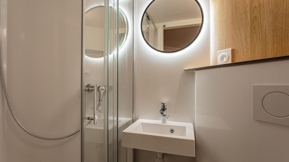 Shower, eco-friendly toiletries, towels