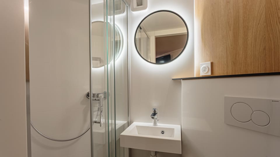 Shower, eco-friendly toiletries, towels