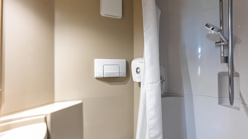 Shower, eco-friendly toiletries, towels