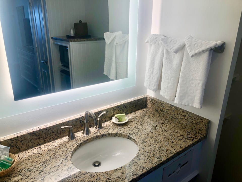 Combined shower/tub, free toiletries, hair dryer, towels