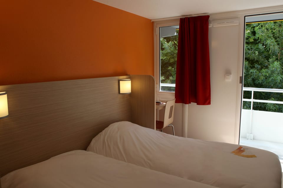 Standard Room, 2 Twin Beds | Desk, blackout drapes, free WiFi, bed sheets