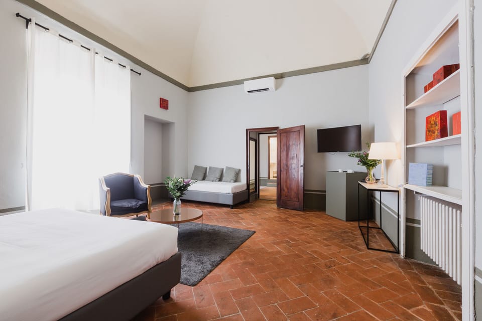 Deluxe Suite | Minibar, in-room safe, desk, iron/ironing board