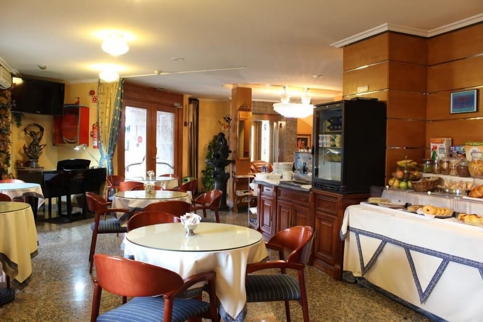 Daily buffet breakfast (EUR 7.70 per person)